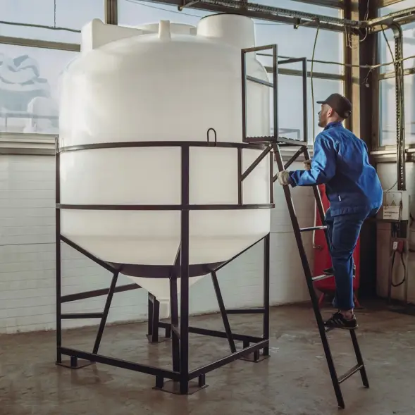 Емкость ЦКТ 5000 л с патрубком 90мм под плотность до 1,5 г/см3 белая в обрешетке с лестницей