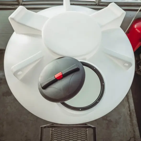 Емкость ЦКТ 5000 л с патрубком 90мм под плотность до 1,5 г/см3 белая в обрешетке с лестницей