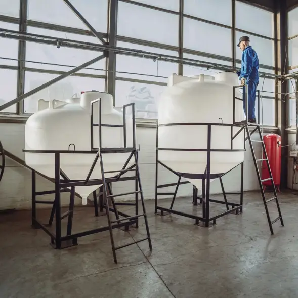 Емкость ЦКТ 5000 л с патрубком 90мм с фланцем белая в обрешетке с лестницей