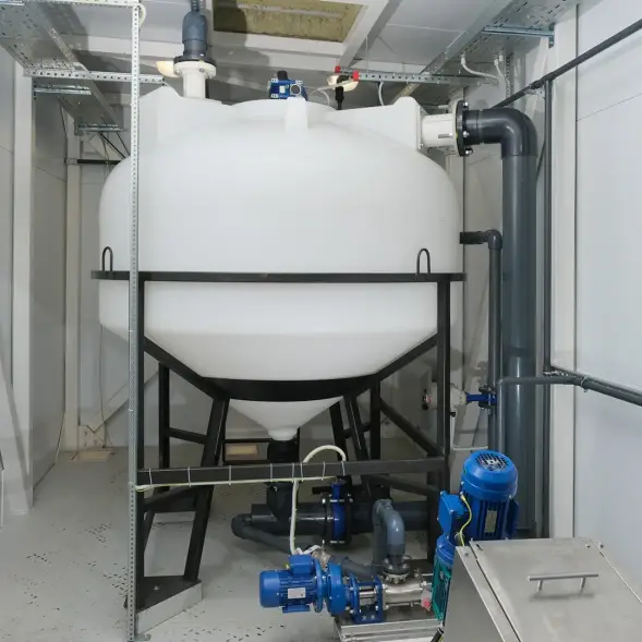 Емкость ЦКТ 3000 л с патрубком 110мм под плотность до 1,5 г/см3 белая в обрешетке с лестницей