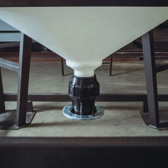 Емкость ЦКТ 3000 л с патрубком 90мм под плотность до 1,2 г/см3 белая в обрешетке с лестницей