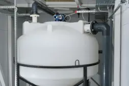 Емкость ЦКТ 3000 л с патрубком 110мм белая в обрешетке с лестницей