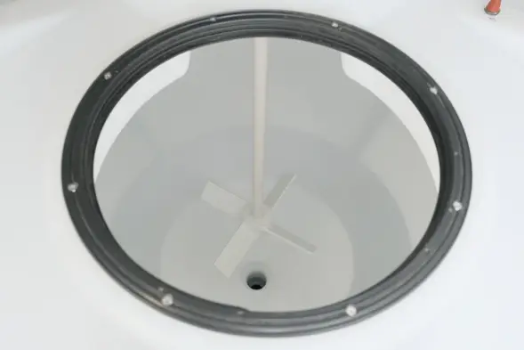 Емкость ЦКТ 3000 л с патрубком 110мм под плотность до 1,5 г/см3 белая в обрешетке