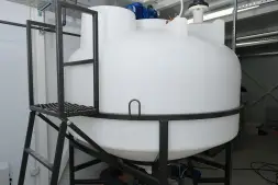 Емкость ЦКТ 3000 л с патрубком 160мм белая в обрешетке с лестницей